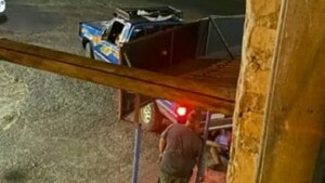 Vecinos pillan a robacables en Villa Elisa y Policía tarda 40 minutos en llegar