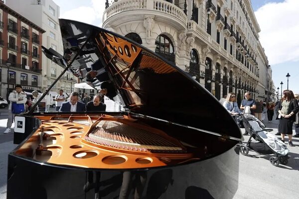 Las calles de Madrid, un escenario al aire libre con diez pianos de cola - Mundo - ABC Color