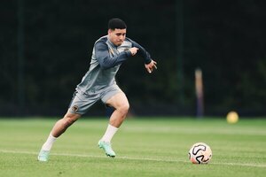 Versus / El divertido momento de Enso González con sus compañeros en el entrenamiento de los Wolves