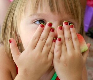 Diario HOY | Pintar las uñas de las niñas no es recomendable, pediatra explica el motivo