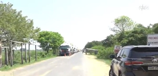 Diario HOY | Consulado asiste a camioneros mientras se espera liberación