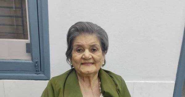 La Nación / Docente de 90 años defendió su tesis en maestría y recibió cinco felicitado