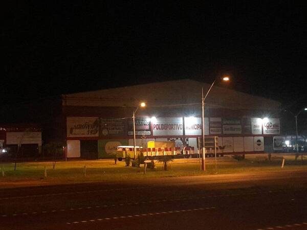 Festejaba el Día de la Primavera, cayó de las gradas de un polideportivo y omanoite anga