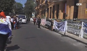 Diario HOY | Funcionarios de Salud exigen reajuste de G. 400.000, previsto en la ley