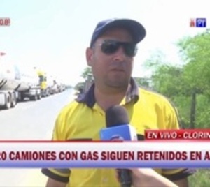 Choferes sufren el calor en Clorinda a la espera de cruzar al país - Paraguay.com