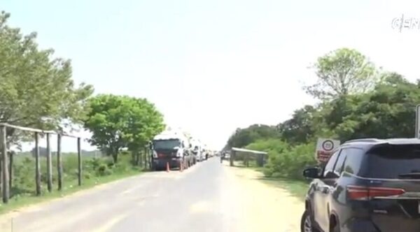 Consulado brinda asistencia a camioneros mientras esperan liberación del paso