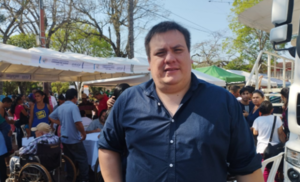 Varias personas se acercaron hasta el móvil de la Senadis.