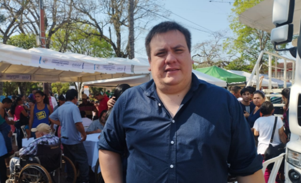 Varias personas se acercaron hasta el móvil de la Senadis.