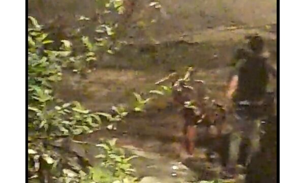(VIDEO)Polis son denunciados por armar farra en la vía pública