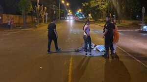 Motociclista choca y abandona a hombre en Hohenau