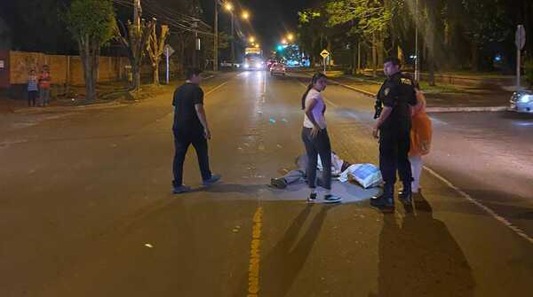 Motociclista choca y abandona a hombre en Hohenau
