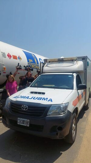 Ya son 40 los camiones retenidos por Argentina y hoy un chofer se descompensó  - Economía - ABC Color