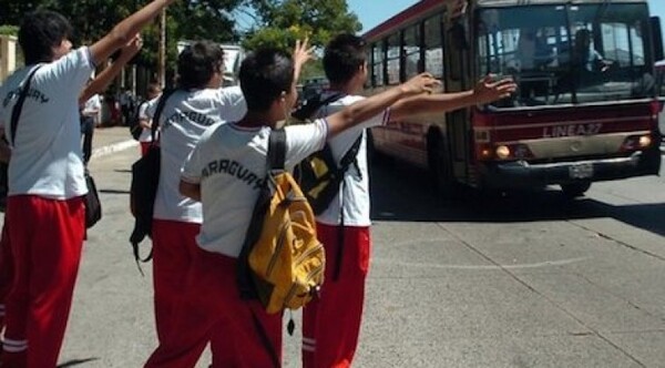 Protestan por aparente incumplimiento de ley del Boleto Estudiantil | 1000 Noticias