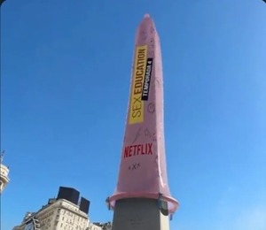 ¿Otra vez? Le pusieron un preservativo al Obelisco por el estreno de Sex Education en Netflix