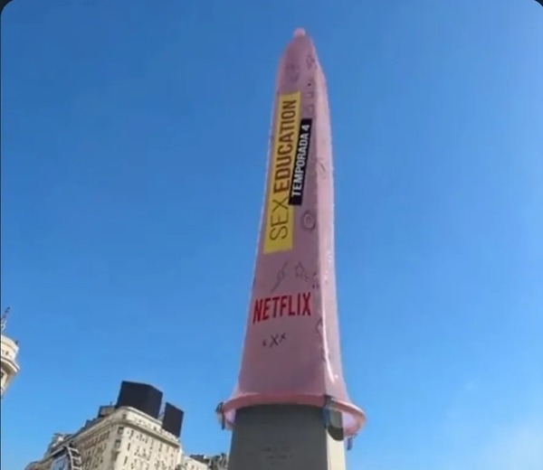 ¿Otra vez? Le pusieron un preservativo al Obelisco por el estreno de Sex Education en Netflix