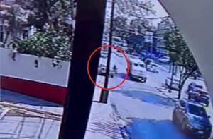 Video: Motociclista se salvó de milagro tras chocar con un auto en contramano que perdió los frenos - Policiales - ABC Color