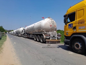 Diario HOY | Argentinos liberan otros 6 camiones: quedan todavía más de 20 retenidos