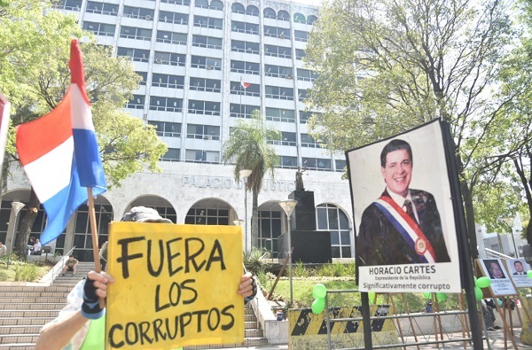 Árbol de la vergüenza: “Flores” de corruptos se exhiben frente al Palacio de Justicia