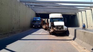 Choque de camión obstaculiza túnel del Superviaducto