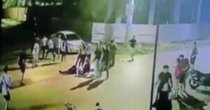 La Nación / Hombre fue brutalmente golpeado por un grupo de hinchas y está en grave estado