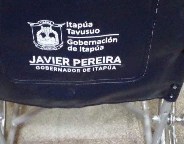 Diario HOY | Liberal colocó su nombre a sillas de ruedas y causó indignación