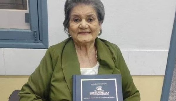 Docente de 90 años defendió su tesis en maestría y recibió cinco felicitado - Noticiero Paraguay