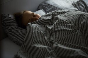 "No necesariamente hay que dormir ocho horas", dice neurólogo · Radio Monumental 1080 AM