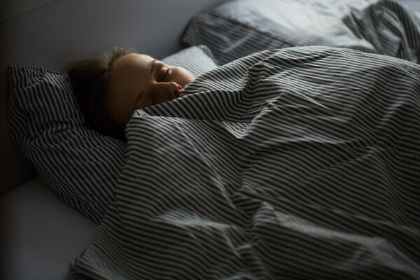 "No necesariamente hay que dormir ocho horas", dice neurólogo · Radio Monumental 1080 AM