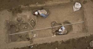La Nación / Perú: obreros descubren ocho tumbas prehispánicas