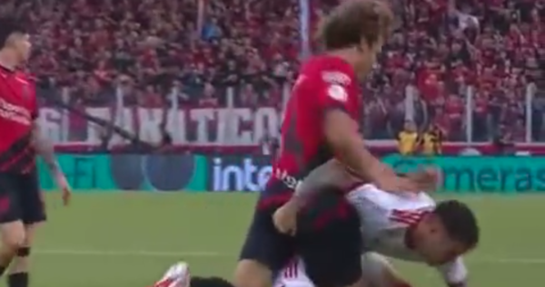 Versus / Insólito "manoseo" de un jugador a otro en el fútbol brasileño