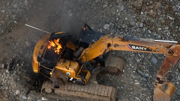 Militares de Ecuador destruyen maquinaria de la minería ilegal en la Amazonía - MarketData