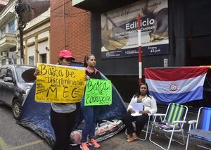 Madres levantan “de momento” protesta frente al MEC por supuesto maltrato - Nacionales - ABC Color