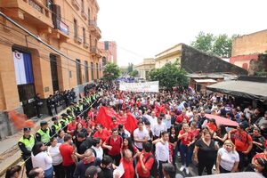 Diario HOY | Docentes y funcionarios de la UNA vuelven a manifestarse desde el lunes