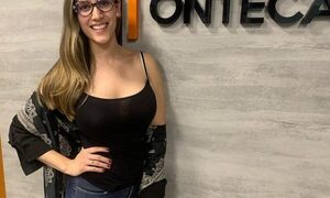 Una periodista recibió flores y cuando le preguntaron por su galán negó que era un pelotero