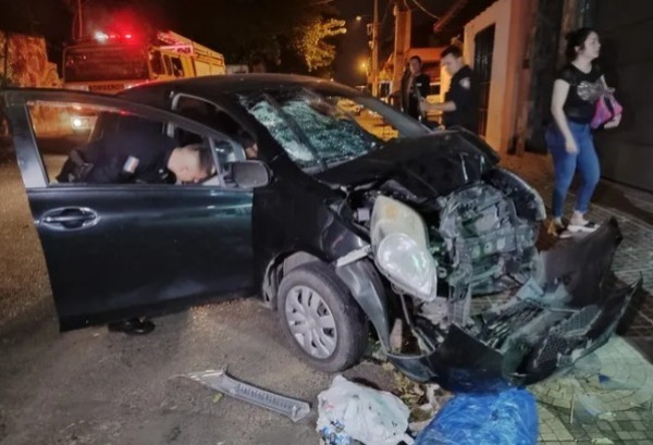 Se fue con cerveza en mano tras chocar con su vehículo contra una casa | 1000 Noticias
