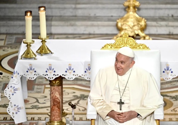 El papa afirma que es un deber de la humanidad socorrer a los migrantes en el Mediterráneo | 1000 Noticias