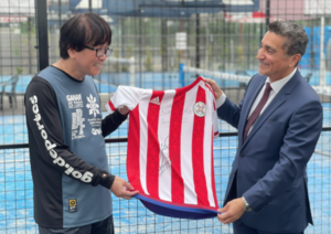 Versus / Reconocimiento del Paraguay para el creador de los ‘Super Campeones’ 