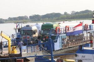 Diario HOY | A los bocinazos, camioneros festejaron por poder cruzar