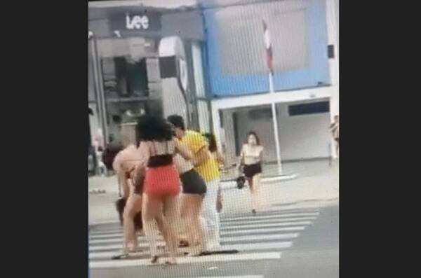 Mujeres se trenzan a golpes en plena avenida, en medio de vehículos circulando