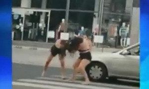 A los golpes: Jóvenes cierran fiestas nocturnas con violentas peleas callejeras