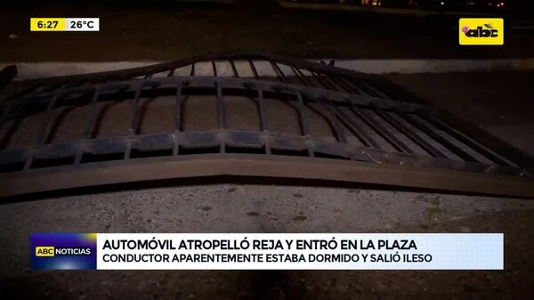 Video: automóvil atropelló reja y entró a la plaza - ABC Noticias - ABC Color