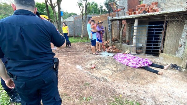 Quiso protegerse de chespis, pero falleció electrocutado