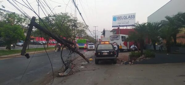 Accidente de tránsito: bus pierde el control sobre Mariscal López - Nacionales - ABC Color