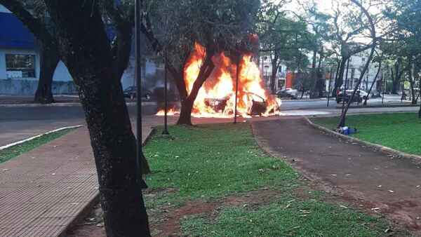 Conductor se salva tras explosión dentro de su auto en Ciudad del Este