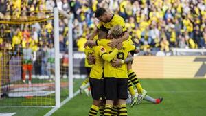 Reus desatasca al Dortmund