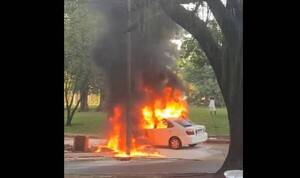 [VIDEO] Explotó su auto y conductor se salvó de milagro