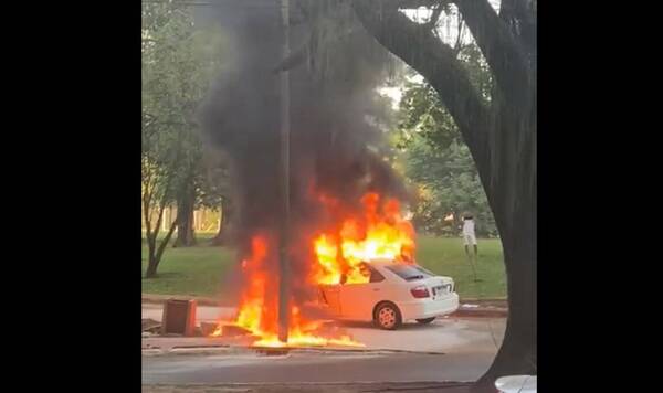 [VIDEO] Explotó su auto y conductor se salvó de milagro