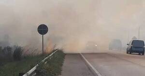 La Nación / Incendio en la ruta Luque - San Bernardino obstaculiza visibilidad de conductores