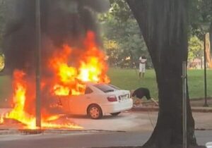 Diario HOY | VIDEO| Vehículo ardió en llamas a causa de un cortocircuito