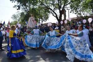 Procesión, bailes y testimonios de sanación ofrecieron los luqueños a la Virgen del Rosario - Nacionales - ABC Color